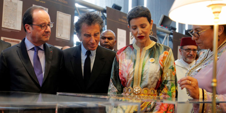 Bahija Simou (R), curator of the exhibition "Splendeurs de l'Ecriture au Maroc" talks about Moroccan books to French President Francois Hollande (L), Head of the IMA Jack Lang (2ndL) and Morocco's Princess Lalla Meryem (2ndR) at the Arabic World Institute (IMA) in Paris,, France, March 22, 2017. REUTERS/Christophe Ena/Pool