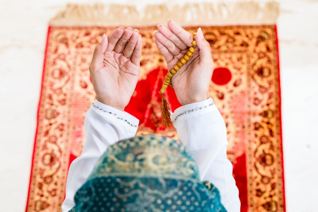 Femme musulmane faisant la prière